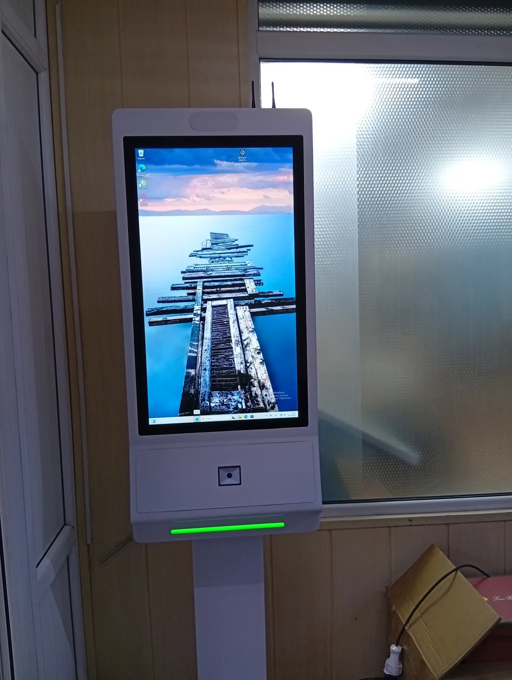 Интерактивный киоск самообслуживания, Вертикальный. 32″ i5, 8/128