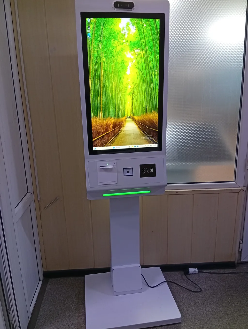 Интерактивный киоск самообслуживания, Вертикальный. 32″ i5, 8/128