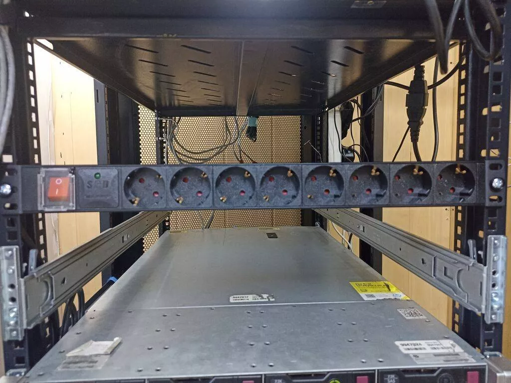 Розетки для серверного шкафа, 16 ампер 8 точек