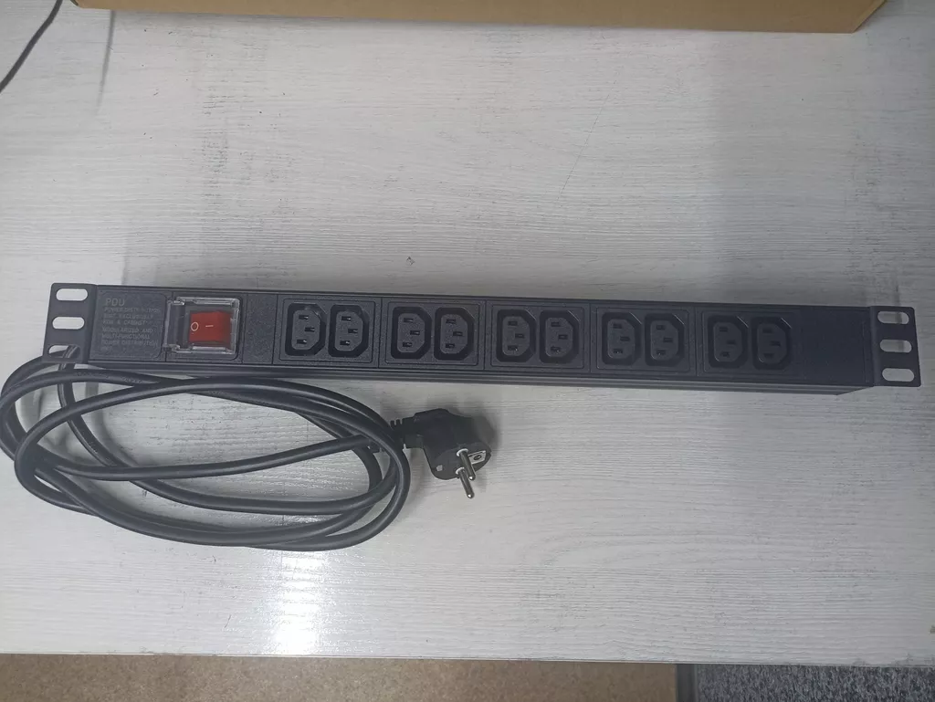 Блок розеток в серверный шкаф, с разъемом с13